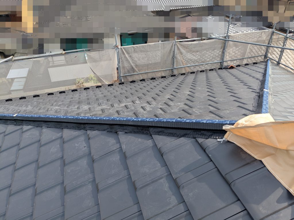 かわらU撤去後、平板瓦への葺き替え工事を進めている施工中の様子２