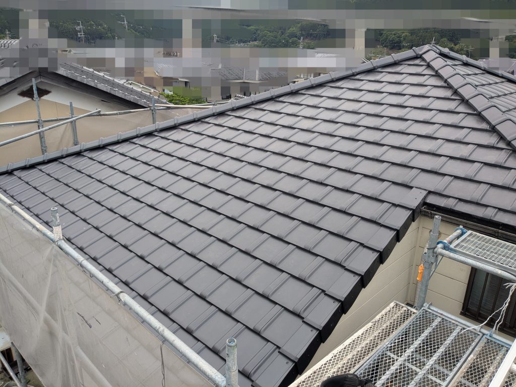 セキスイかわらUから平板瓦へ葺き替えた施工後の屋根全体１