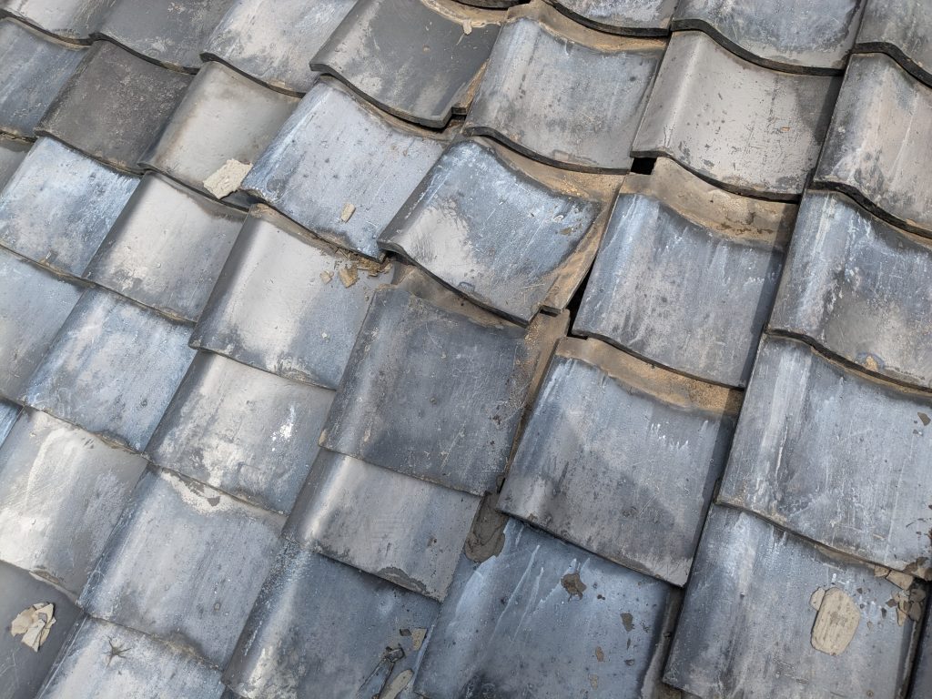 瓦のズレ・エン切れにより雨水が入りやすくなっている状態