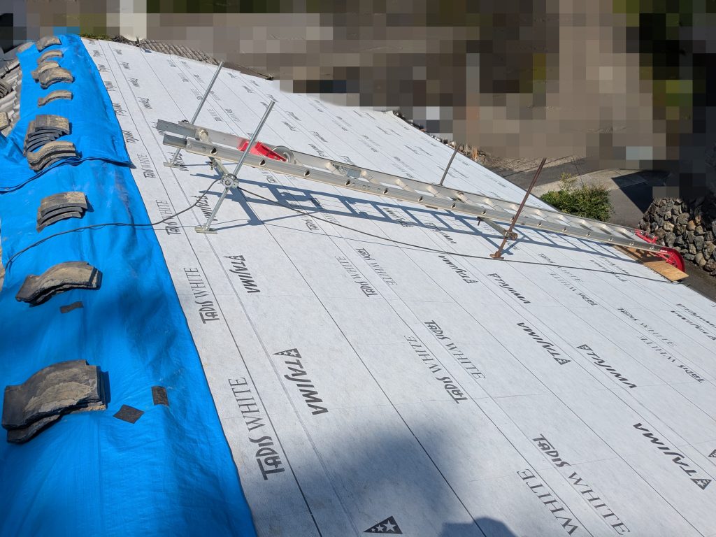 既存瓦と葺き土を撤去し、防水紙（タディスホワイト）を施工した表面側屋根の様子