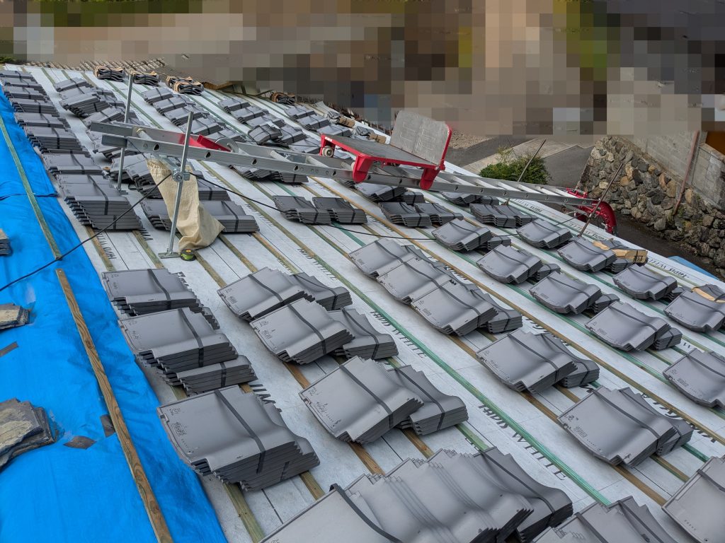 防水紙の上に桟木を施工し、新しい瓦を葺く準備をしている屋根工事中の様子