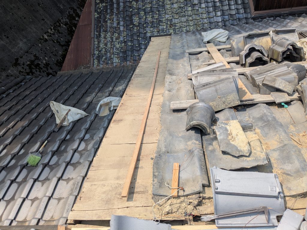 ケラバ瓦と隣接する平瓦、紐丸瓦をすべて撤去し、葺き土まで取り除いた施工途中の様子
