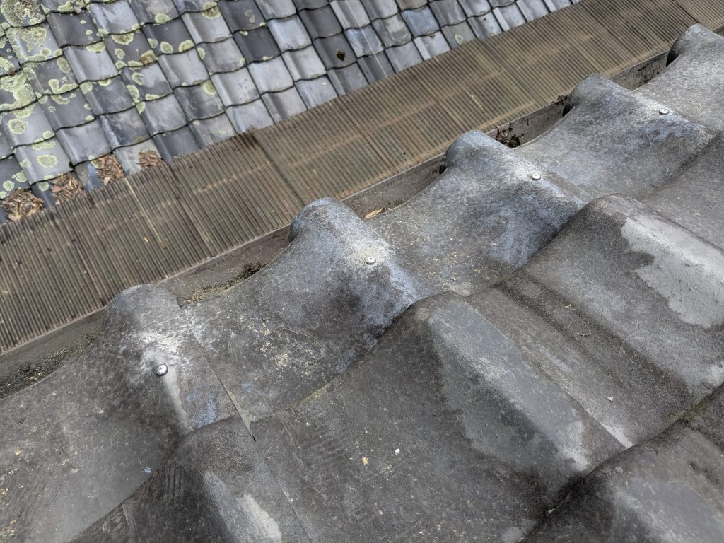 屋根全体のズレ防止を目的に、軒瓦の桟芯へパッキンビスで固定を行った様子