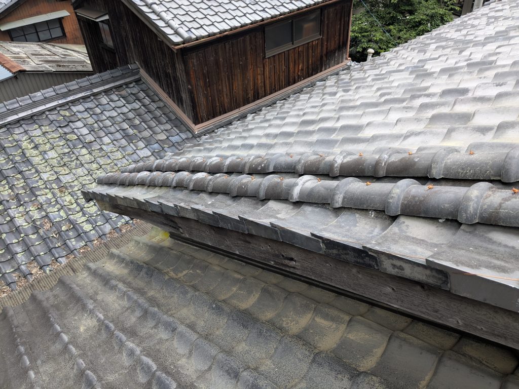 凍て割れしていたケラバ周辺を再施工し、瓦を整え直した裏面屋根の仕上がり