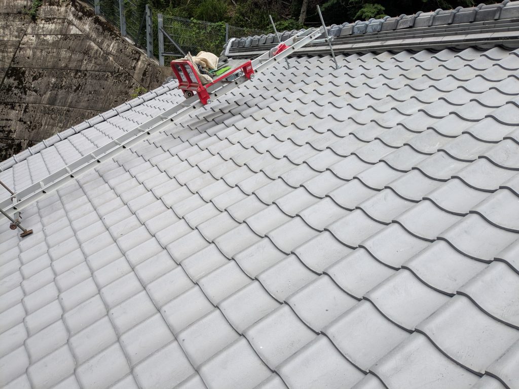 表面側のみを葺き替えた後のいぶし瓦屋根の全体仕上がり２