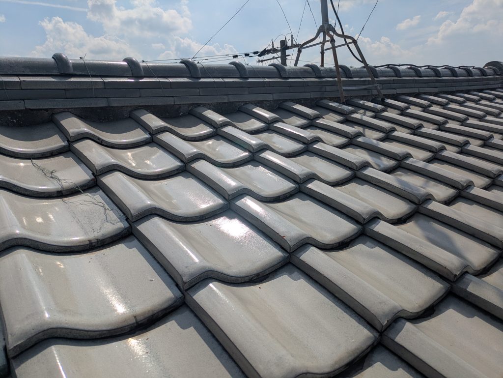 劣化が進行していた棟の面戸漆喰を点検時に確認した様子