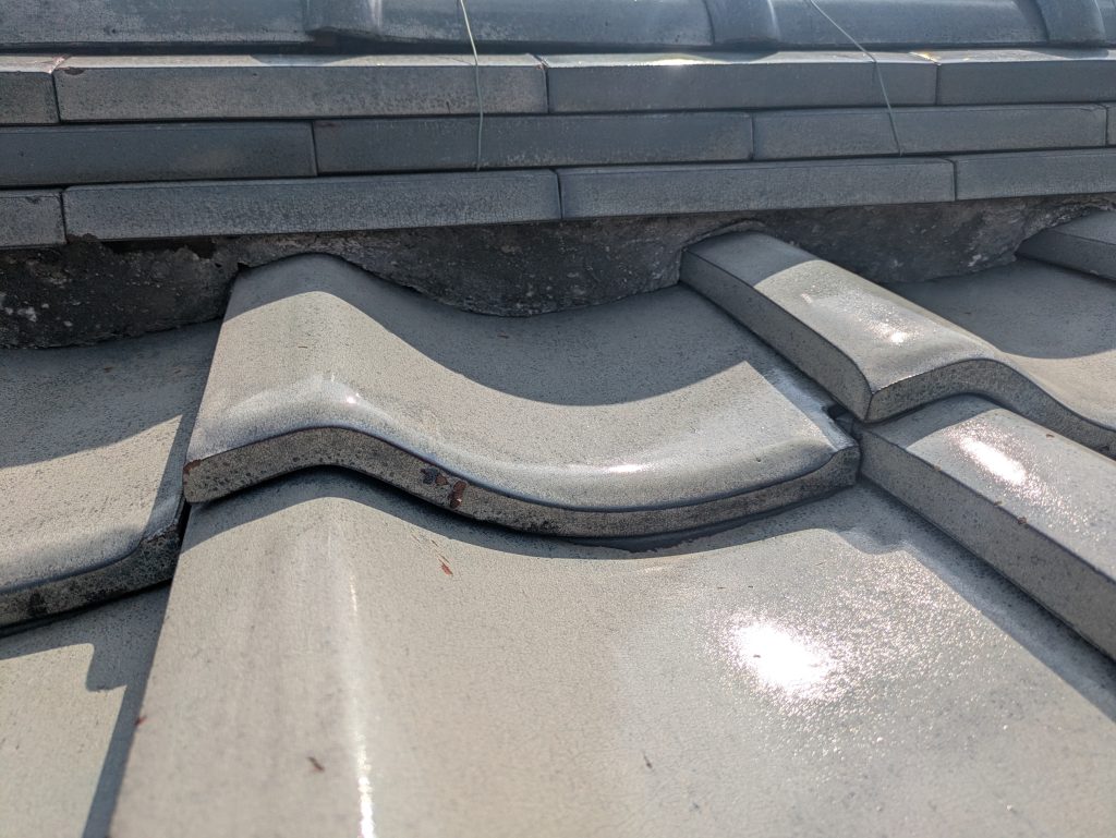 施工前の棟の面戸漆喰が痩せて隙間ができていた状態