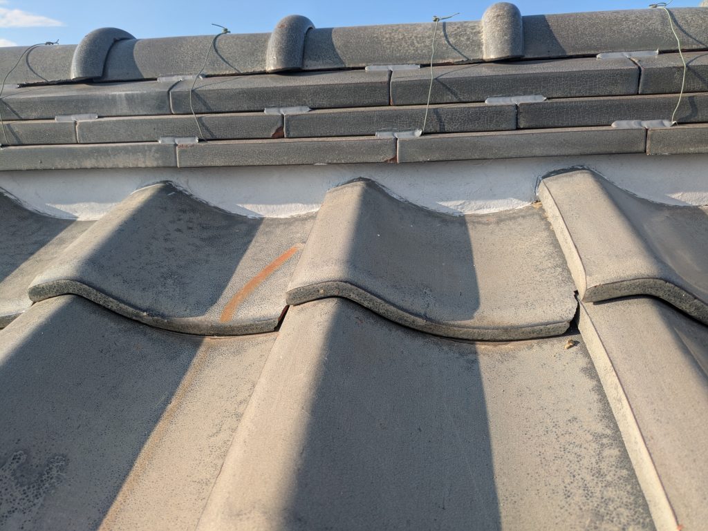 塗り直し後の棟の面戸漆喰の状態｜隙間なく仕上がった様子