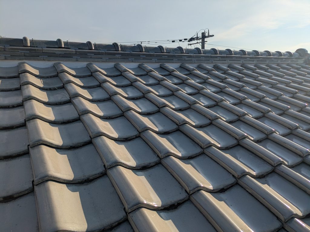 宇治市で棟の面戸漆喰を塗り直した瓦屋根の施工後全体写真
１