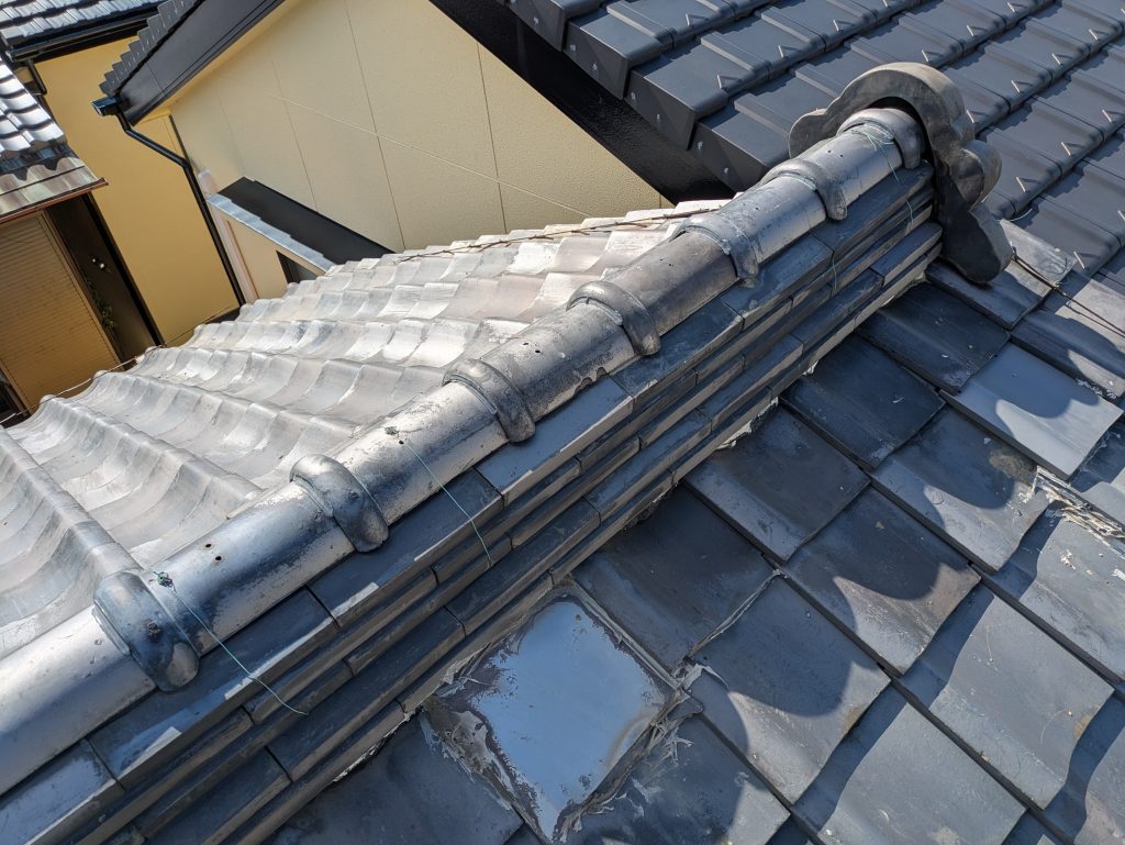 冠瓦を復旧し飛散防止のため点付け固定を行った棟部分