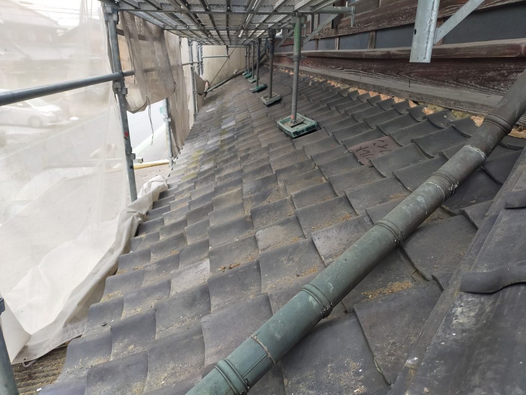 経年劣化により下屋根の瓦全体にズレが生じ、固定力が低下している施工前の状態