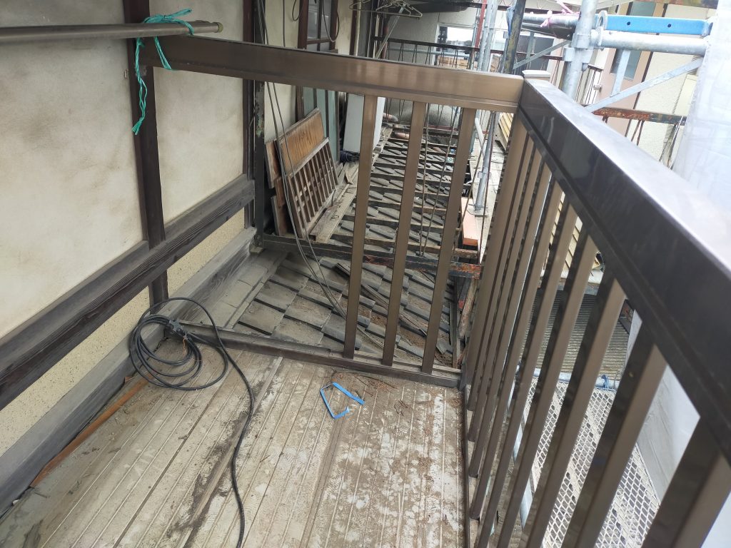 瓦の固定が切れ、ズレ量が大きく部分補修では対応が難しい下屋根の状態