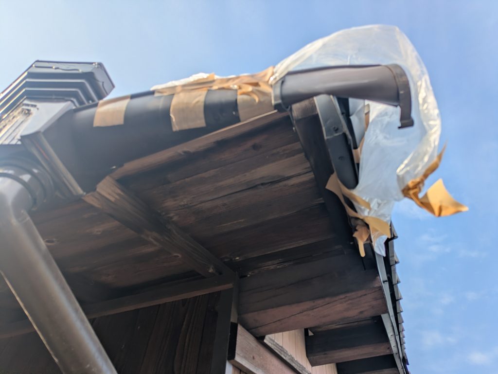 運送トラック接触で破損した瓦屋根の角部分と軒樋の状況