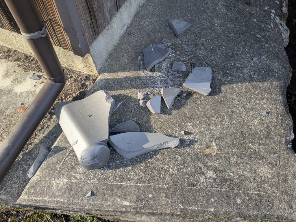 割れて落下した瓦の破片と破損状況の記録写真