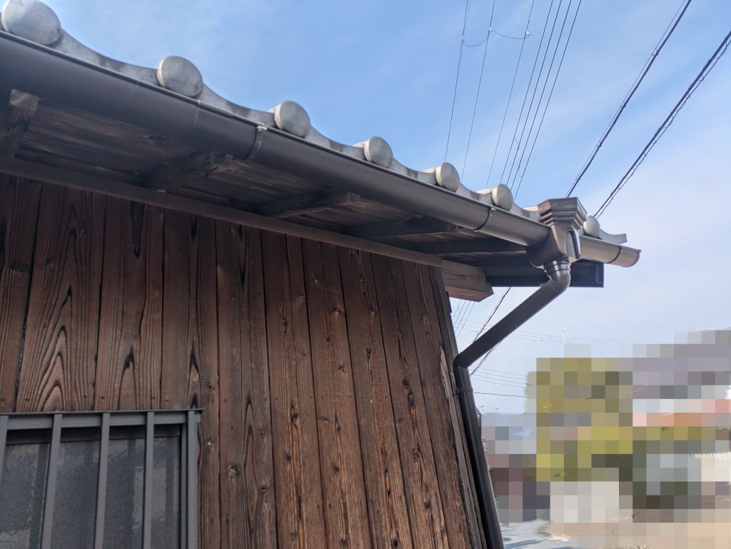 潰れた軒樋を正常部で切断し部分交換した修理後の雨樋