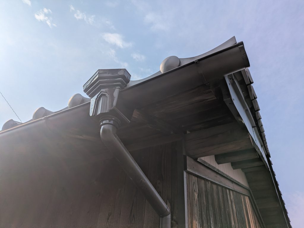 瓦屋根と雨樋を部分復旧し納まりを確認した施工後全景